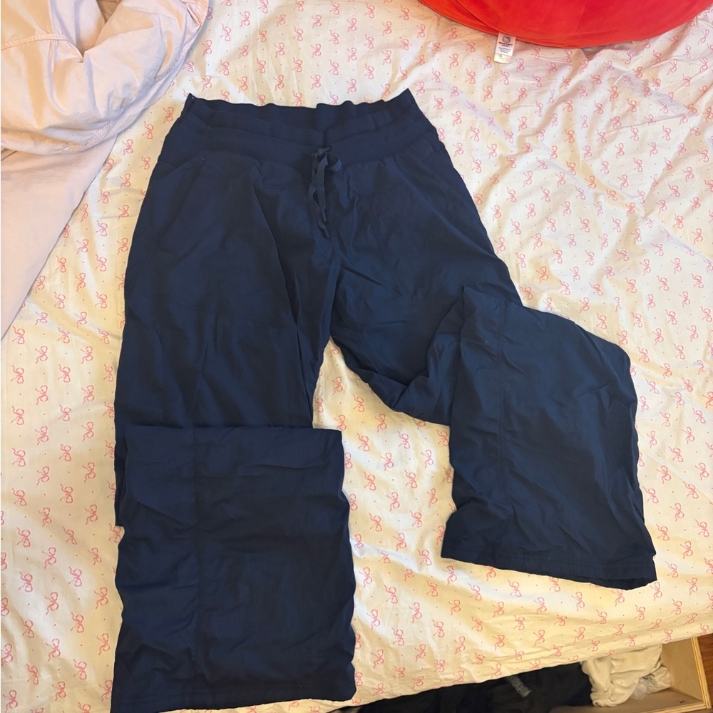 LULULEMON Athletica Dance Studio lined cinch bottom pants in color navy